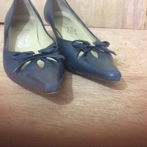 SALVATORE FERRAGAMO 7.5 Narrow Blue Kitten Heels